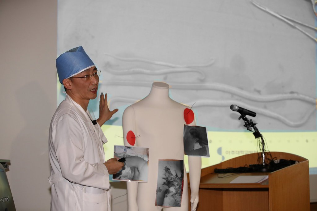 Dr. Lee Cook-jong, who operated on a wounded North Korean defector, on Wednesday showed journalists photographs of worms found in the defector’s intestines.