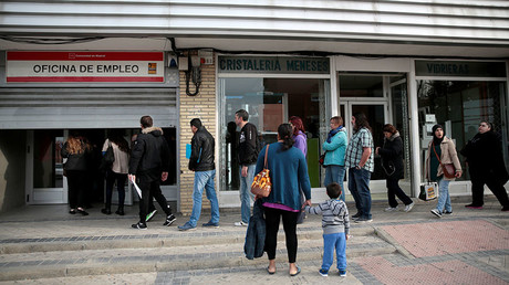 People enter a government-run job centre in Madrid, Spain. © Andrea Comas