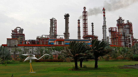 An oil refinery of Essar Oil, which runs India's second biggest private sector refinery, is pictured in Vadinar in the western state of Gujarat, India © Amit Dave